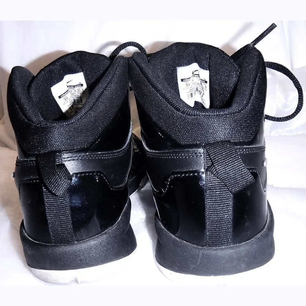 Nike Team Hustle black/white basketball shoes